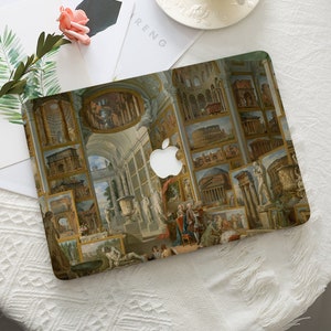 Peut inclure: Une peau d'ordinateur portable avec une illustration vintage d'une pièce remplie de tableaux encadrés d'architecture et de sculptures romaines. Les tableaux sont disposés en grille et présentent diverses scènes, notamment le Colisée, le Panthéon et le Forum romain.