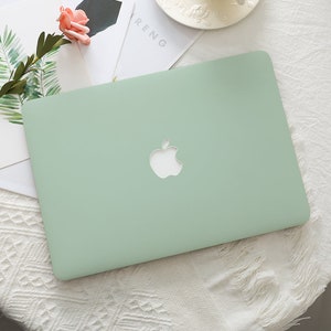 Funda protectora rígida de color verde salvia para MacBook 2026, compatible con MacBook Air M5 de 15/13 pulgadas (A3448, A3449) y MacBook Pro de 16/14 pulgadas (A3434, M4, M3, M2, M1).