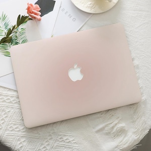 Puede incluir: Un juego de tres tazas de cerámica con un acabado mate moteado. Las tazas son de color crema, marrón claro y marrón oscuro. Cada taza tiene un diseño sencillo y un asa redondeada.