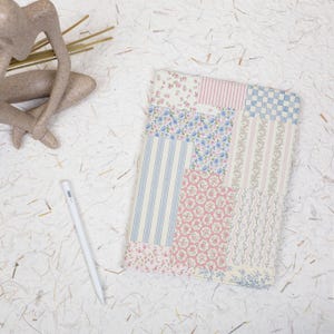 Vintage Floral Patchwork iPad Case with Apple Pencil Holder Cover for iPad A16 11/10/9th Gen M4 Air 11/13inch iPad Pro 11/13 Mini 6/7 A17pro