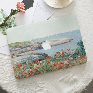 Puede incluir: Una funda para portátil con una pintura de paisaje que representa una escena costera. El diseño incluye flores rojas y rosas, afloramientos rocosos y un mar azul bajo un cielo azul claro. El logotipo de Apple es visible.