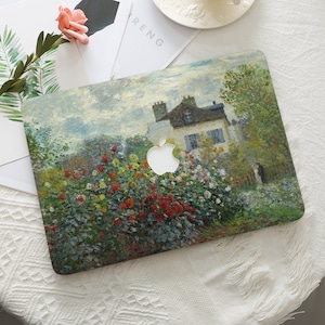 Peut inclure: Une coque d'ordinateur portable ornée d'une peinture impressionniste colorée d'une maison avec un jardin fleuri de fleurs rouges, jaunes et blanches. Le logo Apple est visible. L'œuvre rappelle le style de Claude Monet.