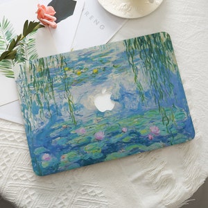 Può includere: Una skin per laptop con un dipinto di ninfee blu e verdi. Il dipinto è una riproduzione di una famosa opera d'arte. La skin ha un ritaglio per il logo Apple bianco.
