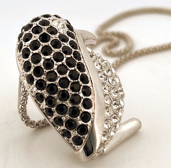 Collana Con Ciondolo Pinguino In Madreperla Intarsiata A Mano – Placcato Rodio Non Ossidante – Catena 45,7 Cm
