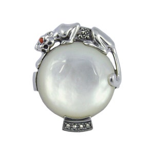 Bague panthère style Art déco en argent sterling 925 poinçons anglais sertis de marcassite en nacre et yeux de rubis par JewelAriDesigns