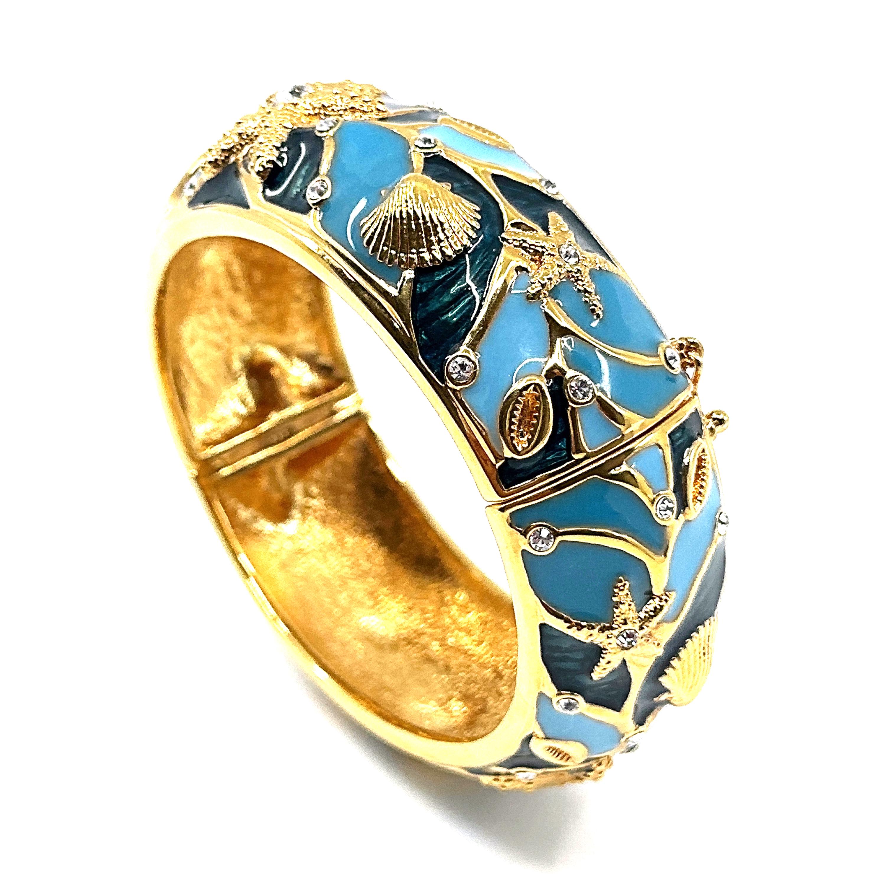 Bracciale rigido a forma di stelle marine e conchiglie in lega di metallo placcato oro con smalto e cristalli cechi scintillanti di JewelAriDesigns - Italia