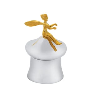 Könnte beinhalten: Eine silberne und goldene Feenfigur, die auf einem pilzförmigen Behälter sitzt. Die Fee hat Flügel und hält ein kleines Objekt in der Hand.