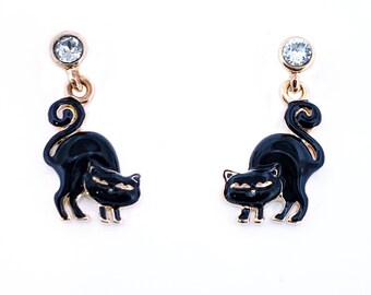 Pendientes de gato brujo en aleación de metal bañado en oro con esmalte y cristales checos brillantes de JewelAriDesigns