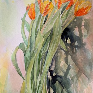 Może przedstawiać: Akwarela przedstawiająca bukiet pomarańczowych tulipanów z zielonymi łodygami i liśćmi na jasnozielonym i brązowym tle.