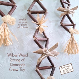 Puede incluir: Un juguete masticable de madera de sauce natural para perros, con forma de cadena de diamantes. El juguete está hecho sin pegamento, metal ni plástico y está hecho a mano en el Reino Unido. El juguete está decorado con fibras naturales.