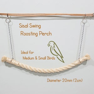 Peut inclure: Une balançoire en sisal pour oiseaux. La balançoire a un diamètre de 20 mm (2 cm) et est équipée de deux chaînes argentées. Les chaînes sont attachées à une barre en bois.