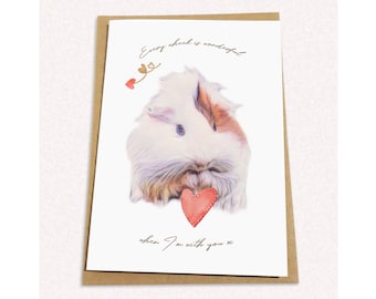 Puede incluir: Una tarjeta con una ilustración de acuarela de un conejillo de indias sosteniendo un corazón rojo. La tarjeta dice "Every  which is wonderful when I'm with you x".