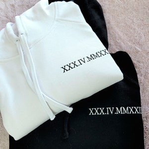 Sudadera con capucha de regalo personalizada para pareja Sudadera con capucha bordada Jersey con fecha en números romanos Regalo para San Valentín Regalo para él Aniversario de bodas personalizado