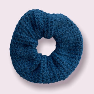 Knitting Scrunchie - Light gray, white or blue knitting