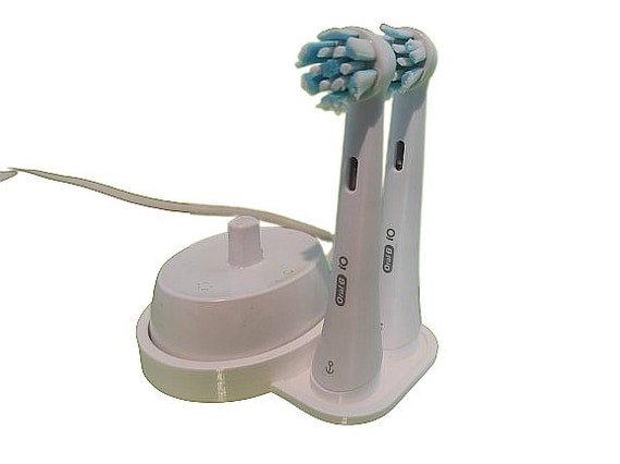 Oral-b Io 6 and Below Stand for Charger and 2 Toothbrush Heads 