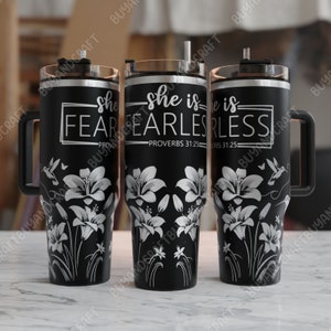 Może przedstawiać: Trzy czarne kubki ze stali nierdzewnej z białym wzorem kwiatowym i tekstem "She is Fearless - Proverbs 31:25".