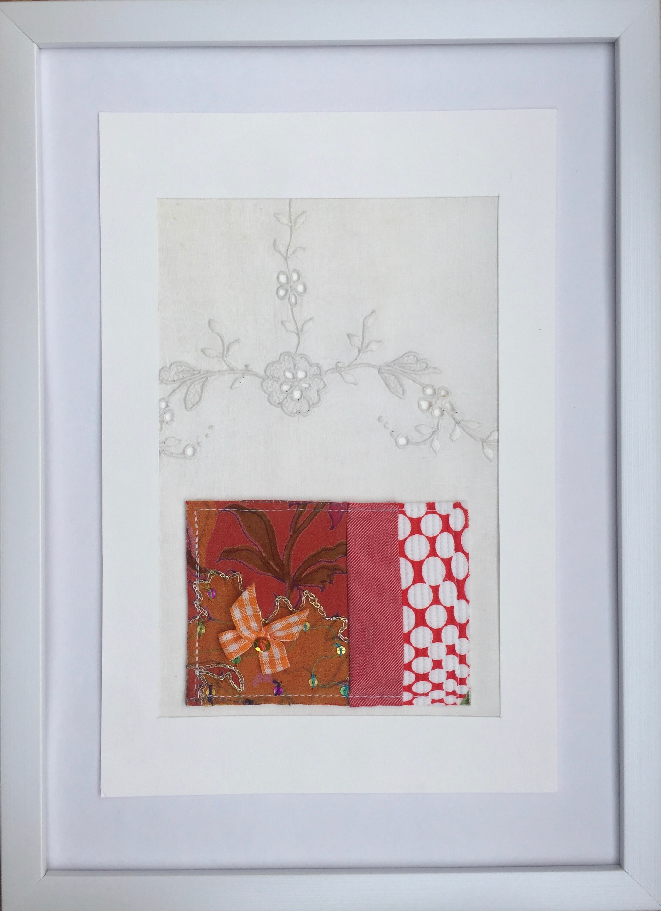 Collage Textile Vintage Broderie Anglaise. Encadré