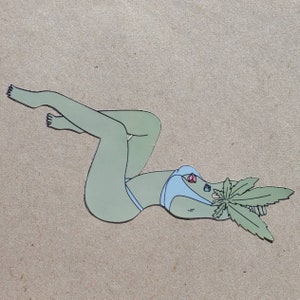 Mulher de erva daninha com cristais no chakra do coração e da garganta.