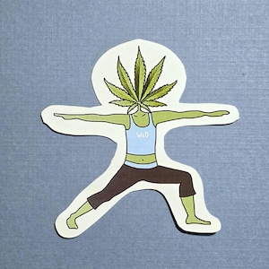 Puede incluir: Una pegatina que representa una figura de dibujos animados en una postura de yoga, con una hoja de cannabis en lugar de la cabeza. La figura lleva una camiseta sin mangas azul claro con la palabra "Wild" y pantalones marrones. La pegatina está sobre un fondo azul claro.
