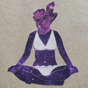 Adesivo de vinil meditando para garota espacial roxa ametista.