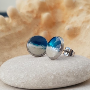 Puces d'oreilles Beach Wave fabriquées à la main : sable véritable, acier hypoallergénique (10 mm)