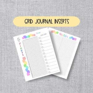 Könnte beinhalten: Zwei druckbare Gitter-Journal-Einlagen. Die linke Einlage ist mit "My Year in Pixels" betitelt und hat einen Farbkode-Bereich. Die rechte Einlage ist mit "Notes" betitelt. Beide Einlagen haben ein Gittermuster und sind mit bunten Quadraten verziert.