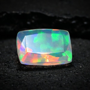 Ethiopische Welo Opaal Edelsteen van AAA-kwaliteit: Multi-Fire Rainbow Flashes (8 x 6 mm)