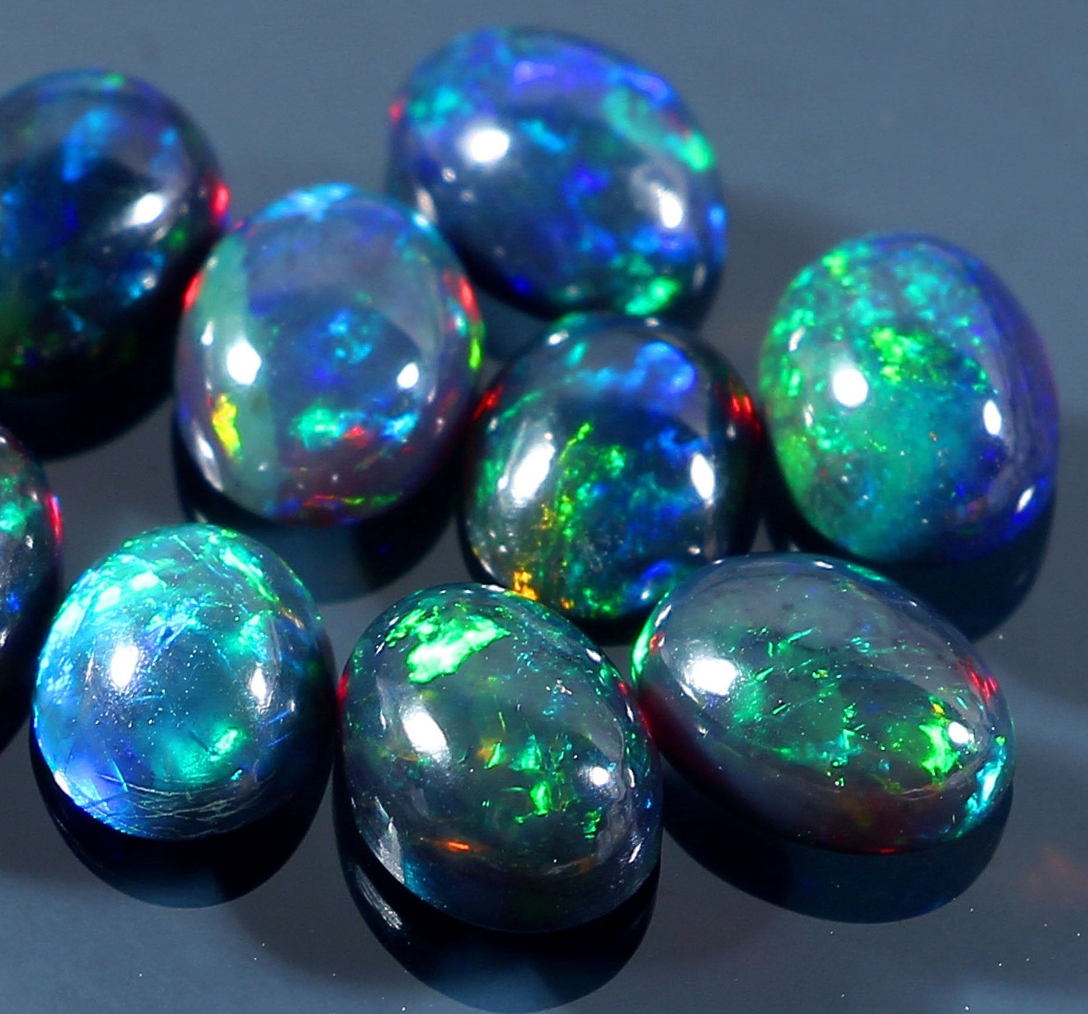 Opale noire de grade AAA opale