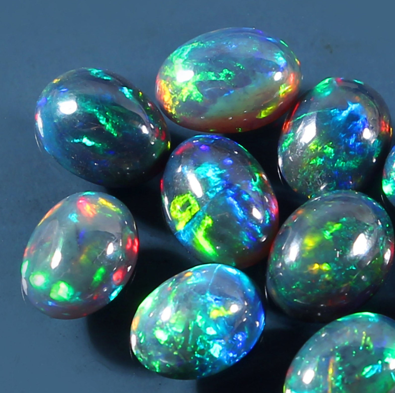 Opale noire de grade AAA opale