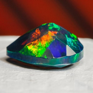 Hochwertiger, natürlicher Multi Fire Black Opal in Herzform, loser Edelstein, Ringgröße, äthiopischer Opal, Edelstein im Facettenschliff