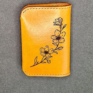 Cartera Compact Essentials de piel de grano superior hecha a mano en EE. UU.