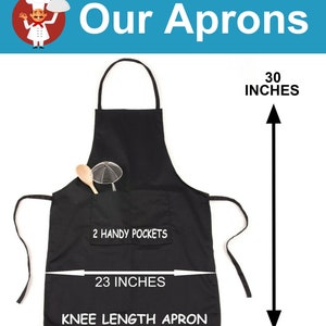 Pu&ograve; includere: Grembiule nero lungo fino al ginocchio con due tasche e spalline regolabili. Il grembiule misura 76 cm di altezza e 58 cm di larghezza. "2 Handy Pockets" e "Knee Length Apron" sono stampati sul grembiule.