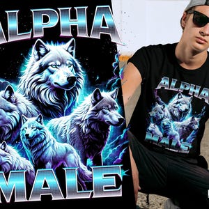 Puede incluir: Una camiseta negra con un gráfico de cinco lobos en un esquema de color azul y blanco. Los lobos están dispuestos en un círculo con el texto "ALPHA MALE" en una fuente pixelada azul y blanca.