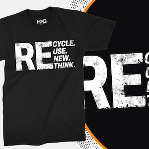 Könnte beinhalten: Schwarzes T-Shirt mit einem weißen, abgenutzten Aufdruck, der "RECYCLE. USE. NEW. THINK." lautet.