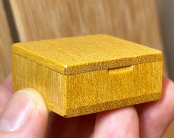 Boîte à Bijoux Vintage En Cèdre Du Liban - Dimensions 18x13x4 Cm - Occasion Avec Marques D'usage - Pièce Unique