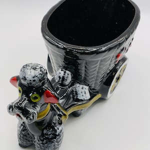 ブラックプードルのカートを引くヴィンテージの置物/プランター