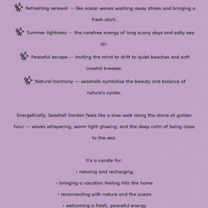 K&ouml;nnte beinhalten: Eine violette Energiekarte mit dem Titel "Seashell Garden" mit Text, der Erneuerung, sommerliche Leichtigkeit, friedliche Flucht und nat&uuml;rliche Harmonie beschreibt. Die Karte deutet an, dass die Kerze zum Entspannen, Aufladen und zum Gef&uuml;hl von Urlaub im Haus dient.