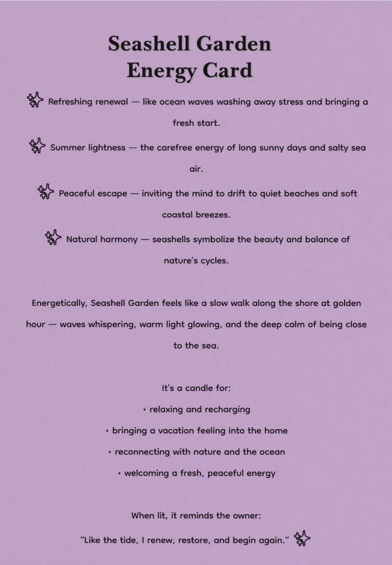 K&ouml;nnte beinhalten: Eine violette Energiekarte mit dem Titel "Seashell Garden" mit Text, der Erneuerung, sommerliche Leichtigkeit, friedliche Flucht und nat&uuml;rliche Harmonie beschreibt. Die Karte deutet an, dass die Kerze zum Entspannen, Aufladen und zum Gef&uuml;hl von Urlaub im Haus dient.