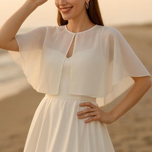 Chiffon Braut Bolero: Transparentes Hochzeitscapelet mit Perlenknopf