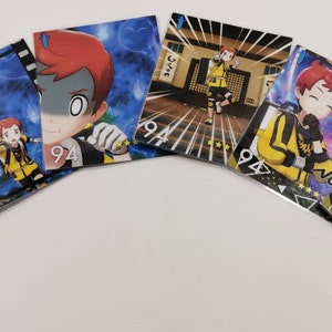 Puede incluir: Seis cartas coleccionables coloridas con personajes de estilo anime. Cada carta tiene un fondo diferente y presenta un personaje diferente. Las cartas est&aacute;n numeradas con el n&uacute;mero 94.