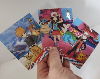 Puede incluir: Cuatro cartas de intercambio de Pokémon con diferentes personajes y fondos. Las cartas son azules, rosas y blancas con imágenes de personajes y entrenadores Pokémon. Las cartas tienen números en ellas, incluyendo 96 y 04.