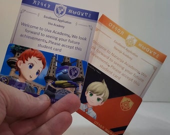 Puede incluir: Dos tarjetas de identificación de estudiantes con un personaje de dibujos animados en cada una. La tarjeta de la izquierda es para la Uva Academy y presenta a un niño con cabello rojo. La tarjeta de la derecha es para la Naranja Academy y presenta a un niño con cabello rubio. Ambas tarjetas tienen un mensaje de bienvenida y un lugar para aceptar la tarjeta de estudiante.