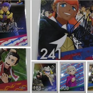 Puede incluir: Una colección de seis cartas coleccionables con diferentes personajes de la serie de videojuegos Pokémon. Las cartas están numeradas y muestran el nombre del personaje. Las cartas están en una funda de plástico.