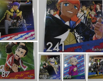 Puede incluir: Una colección de seis cartas coleccionables con diferentes personajes de la serie de videojuegos Pokémon. Las cartas están numeradas y muestran el nombre del personaje. Las cartas están en una funda de plástico.