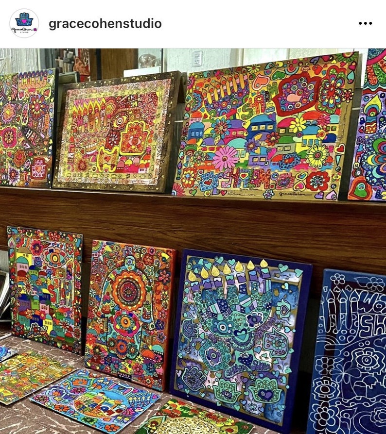 Puede incluir: Una colecci&oacute;n de obras de arte coloridas y estampadas en exhibici&oacute;n. La obra de arte presenta dise&ntilde;os intrincados con tonos vibrantes de rojo, amarillo, azul y verde. Las piezas parecen estar enmarcadas y est&aacute;n dispuestas en una estanter&iacute;a de madera.
