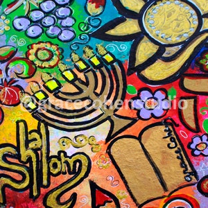 Puede incluir: Pintura abstracta colorida con detalles dorados. Presenta una menor&aacute;, granadas, flores y la palabra "Shalom" en letras doradas. La obra de arte tiene una apariencia vibrante y texturizada con una variedad de formas y patrones.