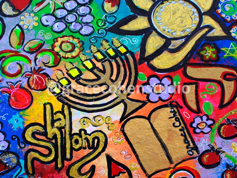 Puede incluir: Pintura abstracta colorida con detalles dorados. Presenta una menor&aacute;, granadas, flores y la palabra "Shalom" en letras doradas. La obra de arte tiene una apariencia vibrante y texturizada con una variedad de formas y patrones.