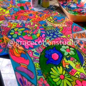 Puede incluir: Arte psicod&eacute;lico colorido con intrincados patrones florales y abstractos en colores ne&oacute;n vibrantes. La obra de arte incluye la palabra "FUN" y el identificador de Instagram del artista. El tema general es un estilo retro y groovy.