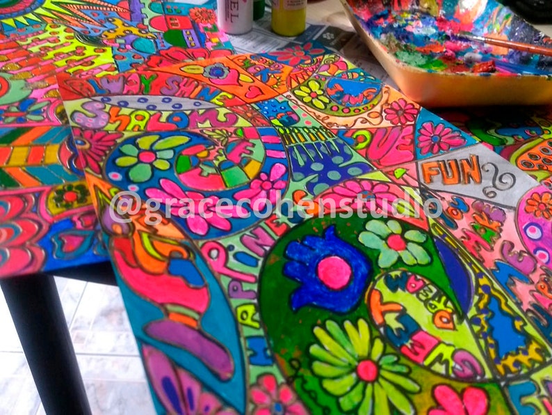 Puede incluir: Arte psicod&eacute;lico colorido con intrincados patrones florales y abstractos en colores ne&oacute;n vibrantes. La obra de arte incluye la palabra "FUN" y el identificador de Instagram del artista. El tema general es un estilo retro y groovy.