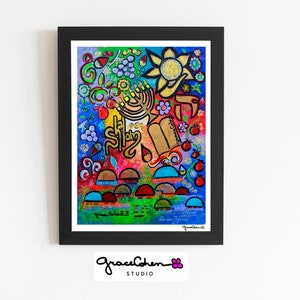 Puede incluir: Impresi&oacute;n art&iacute;stica abstracta y colorida enmarcada en negro. La obra presenta una vibrante mezcla de azules, rojos, verdes y amarillos con elementos florales y simb&oacute;licos. La palabra "Shalom" se muestra de forma destacada. Firma del artista visible.